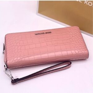 MICHAEL KORS LARGE TRAVEL CONTINENTAL WALLET WRISTLET